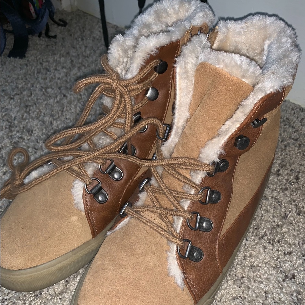 American Eagle Sneaker/Boot